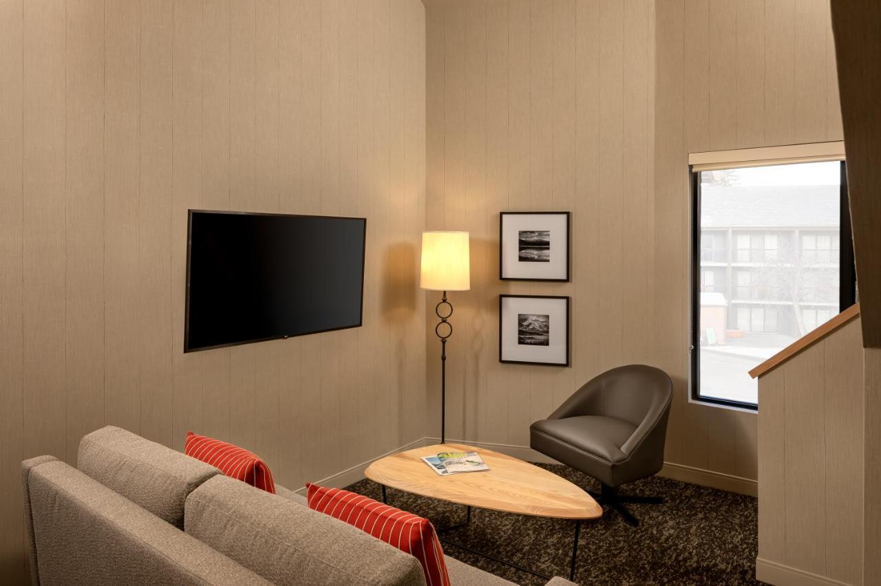 באנף Peaks Hotel And Suites מראה חיצוני תמונה
